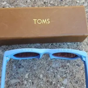 Toms Paloma Blue Brown Gradient Sunglasses One for One Case Classic Solaflex Paloma Traveler Sunglasses - Matte Black | TOMS main image 4